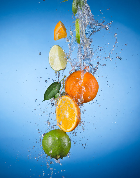 Früchte mit Wasserspritzer - Foto, Bild