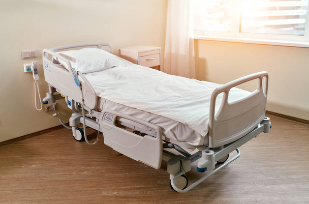 Recovery Room with bed and comfortable medical. Interior of an empty hospital room. - 写真・画像