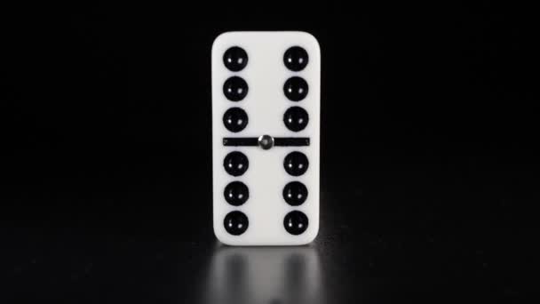 Witte domino dobbelstenen vallen op een zwarte achtergrond. Langzame beweging - Video