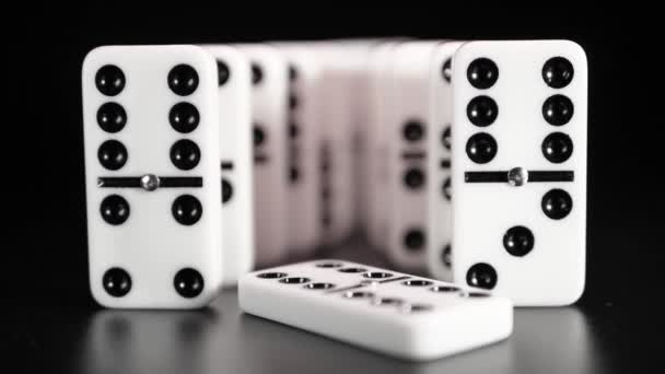 Los dados de dominó blanco caen sobre un fondo negro. Movimiento lento - Imágenes, Vídeo