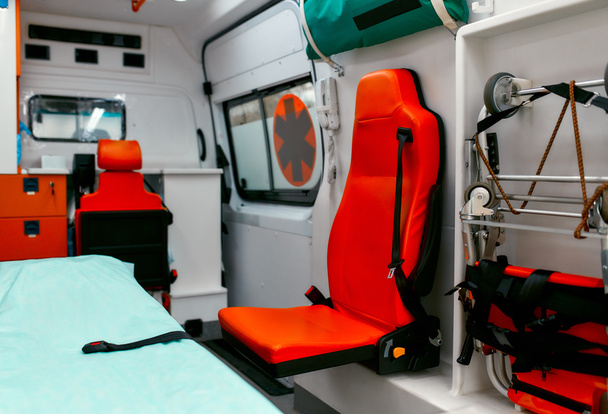 Vészhelyzeti felszerelés és eszközök, mentő belső részletek. Orvosi felszereléssel ellátott mentőautóban, amely a kórházba szállítás előtt segíti a betegeket.. - Fotó, kép