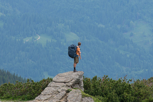 Tourist mit Rucksack im Hintergrund der Berge. - Foto, Bild