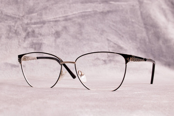 Brille zum Sehen auf grauem Hintergrund - Foto, Bild