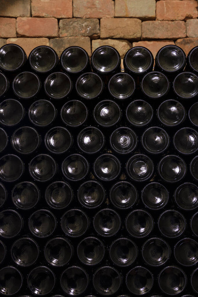 Área de garrafas de vinho empilhadas na adega, Morávia do Sul República Checa - Foto, Imagem