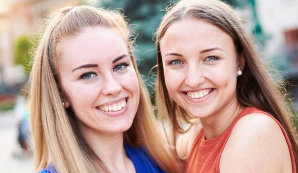 Mladý šťastný tisícileté dívky baví společně - Vysokoškoláci brát detailní up selfie na ulicích - Mládež a přátelství venkovní koncept - Fotografie, Obrázek
