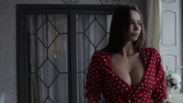 Stílusos fiatal nő szexi ruha álló kézzel derék - Felvétel, videó
