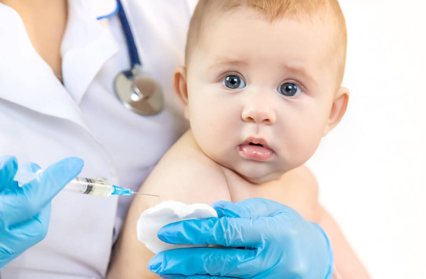 Vacinação de um bebê por um médico em um hospital. Foco seletivo. medicamento. - Foto, Imagem