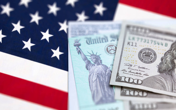 États-Unis IRS Chèque, enveloppe et argent reposant sur le drapeau américain. - Photo, image