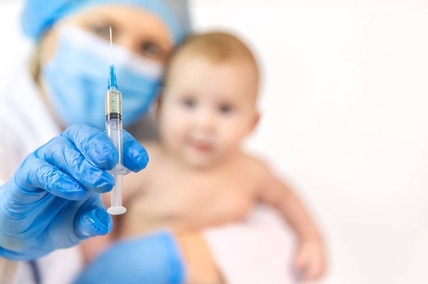 Impfung eines Babys durch einen Arzt in einem Krankenhaus. Selektiver Fokus. Medizin. - Foto, Bild