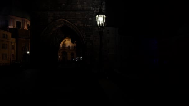 rozsvícená lucerna na lampě v pražské ulici v noci - Záběry, video