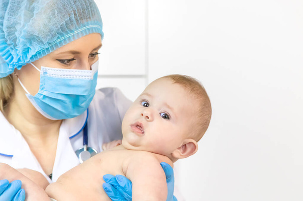 O bebê é examinado por um pediatra no hospital. Foco seletivo. pessoas. - Foto, Imagem