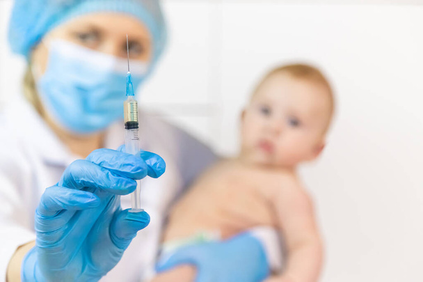 病院の医者による赤ん坊の予防接種。選択的フォーカス。薬. - 写真・画像