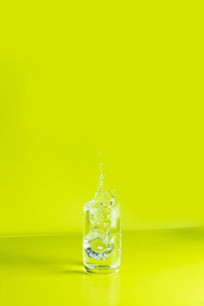 Egy pohár mojito mentolos italt fröccsenéssel. Nyári művészet élelmiszer koncepció zöld háttér. - Fotó, kép