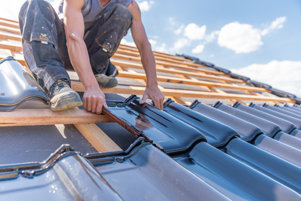 Bir aile evinin çatısının seramik fayanslardan üretilmesi - Fotoğraf, Görsel