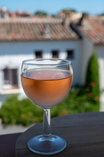 Πίνοντας από το τοπικό κρύο ροζέ κρασί στο μπαλκόνι το καλοκαίρι Provence, Var, Γαλλία - Φωτογραφία, εικόνα
