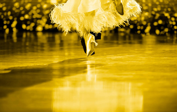 Bailarín latino hombre y mujer bailando internacional. El baile de salón es un deporte de equipo. Filtro de color amarillo - Foto, imagen