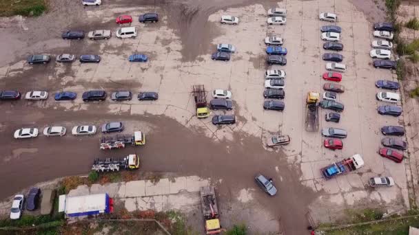 Kuşbakışı otopark kurallarını ihlal ettiği için araçların boşaltıldığı bir yer. Kiev, Ukrayna - Video, Çekim