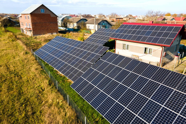 Casa privata con terreno situato pannelli fotovoltaici solari per la produzione di energia elettrica pulita. Concetto autonomo di casa. - Foto, immagini