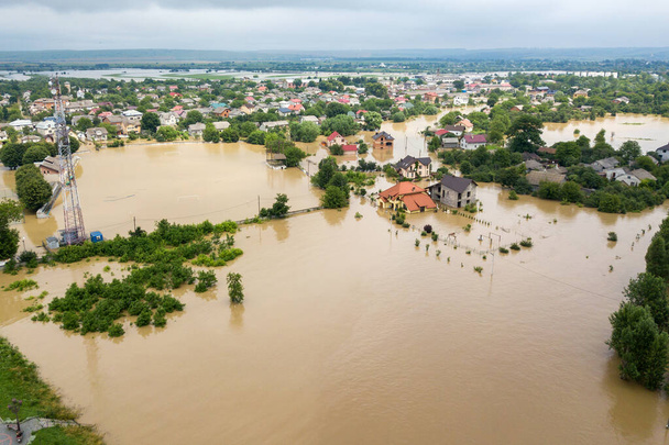 Vista aérea de casas inundadas con agua sucia del río Dnister en la ciudad de Halych, al oeste de Ucrania. - Foto, Imagen