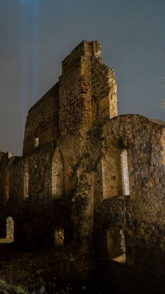 Zřícenina středověkého hradu Sigulda v Lotyšsku. Stará pevnost vánoční čas noc shot. - Fotografie, Obrázek