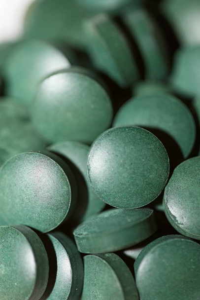 Green pills close up medical spirulina platensis espacio alimentos moderno impresión de alta calidad - Foto, Imagen