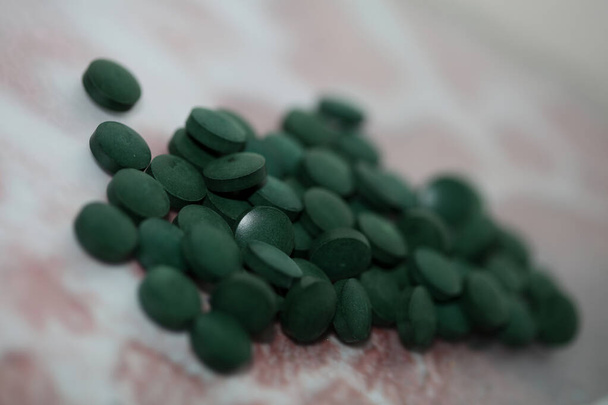 Πράσινα χάπια κλείστε ιατρική Spirulina platensis διαστημική τροφή σύγχρονη υψηλής ποιότητας εκτύπωση - Φωτογραφία, εικόνα
