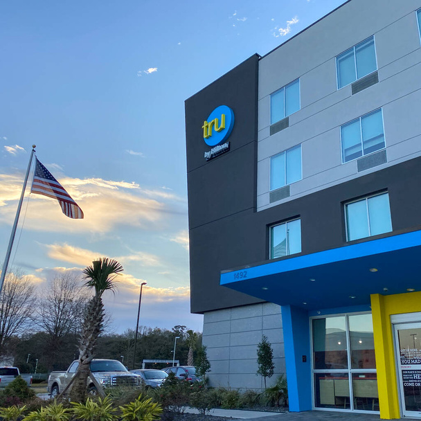 Mobile, AL USA - February 18, 2020: The exterior of a Tru hotel by Hilton located in Mobile, Alabama. - Photo, Image