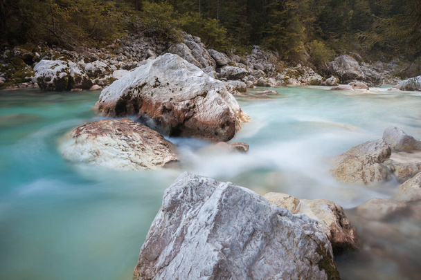 Awesome τέλη καλοκαιριού και φθινοπωρινή διάθεση στο Soca River με κρυστάλλινα γαλαζοπράσινα νερά. Kranjska Gora, Σλοβενία, Julian Alps, Soca, Vrsic Pass - Φωτογραφία, εικόνα