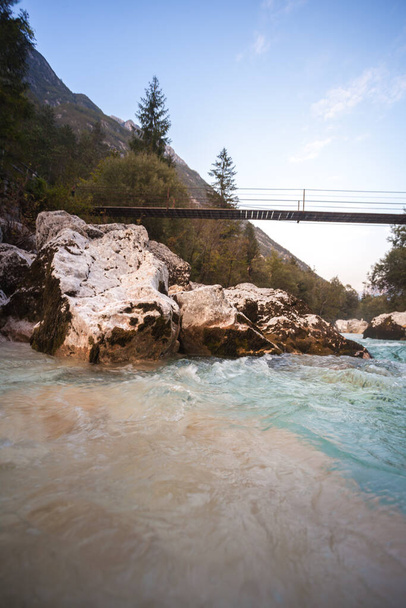 Awesome τέλη καλοκαιριού και φθινοπωρινή διάθεση στο Soca River με κρυστάλλινα γαλαζοπράσινα νερά. Kranjska Gora, Σλοβενία, Julian Alps, Soca, Vrsic Pass - Φωτογραφία, εικόνα
