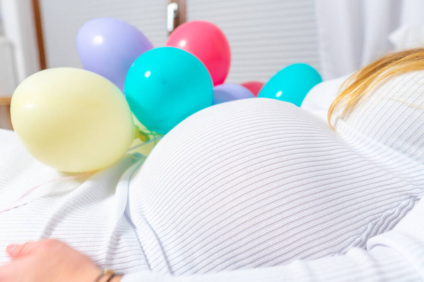 Mulher grávida barriga e balões isolados em branco. Conceito de gravidez. - Foto, Imagem