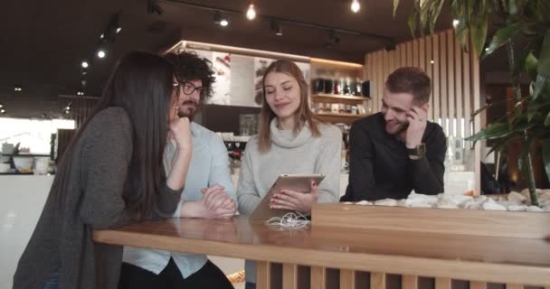 Amici che parlano in una caffetteria - Filmati, video