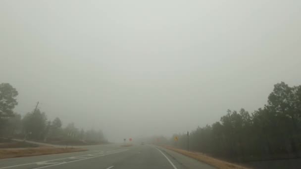 Burke County, Ga USA - 01 01 21: POV οδήγηση σε επαρχιακό δρόμο στην κίνηση και πυκνή ομίχλη το φθινόπωρο της Γεωργίας - Πλάνα, βίντεο