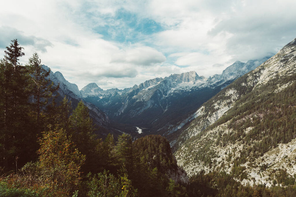 Подорож пізнім літом і осінню поблизьку до гірського перевалу. Kranjska Gora, Slovenia, Julian Alps, Soca, Vrsic Pass - Фото, зображення