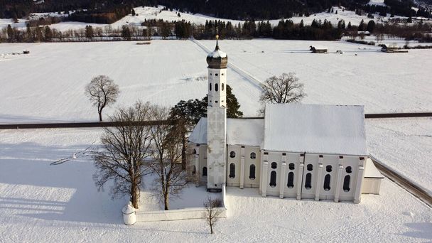 Drone shot van de beroemde barokke Colomanskirche bij Schwangau in Beieren in de winter - Foto, afbeelding