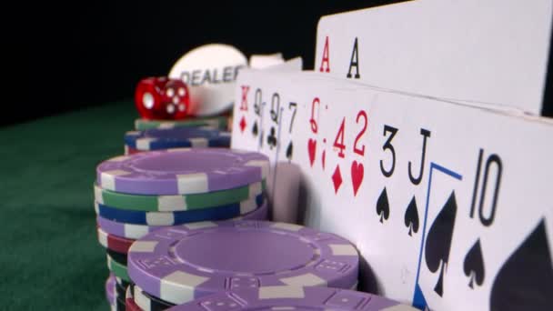 Szerencsejáték eszközök, mint a pénz zseton kockák és póker kártyák - Felvétel, videó