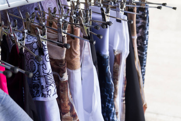 Faldas en stock sin diseños reconocibles para la venta en colores fríos y pinzas de ropa con clips - Foto, Imagen