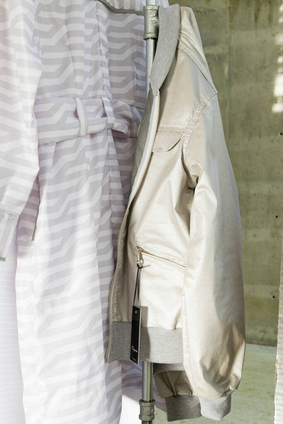 Mulher deixa casaco blusão de prata feminino pendurado antes de ser usado como uma nova peça de vestuário no inverno - Foto, Imagem