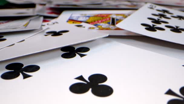 Glücksspiel-Tools wie Geldchips Würfel und Pokerkarten - Filmmaterial, Video