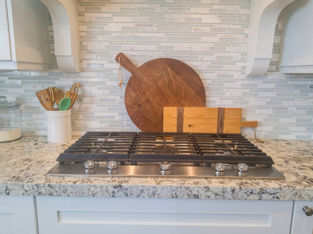 Vařič s hořáky postavený na horní části pultu a skříně v kuchyni - Fotografie, Obrázek