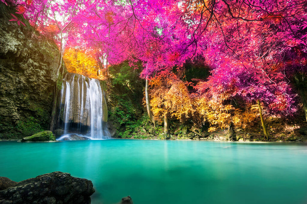 Increíble en la naturaleza, hermosa cascada en el colorido bosque de otoño en temporada de otoño - Foto, Imagen