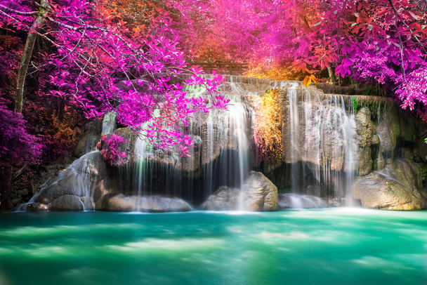 Increíble en la naturaleza, hermosa cascada en el colorido bosque de otoño en temporada de otoño - Foto, Imagen