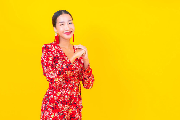 Güzel bir Asyalı kadının portresi Çin 'in yeni yıl konseptinde gülümsüyor. Renkli arka plan üzerine. - Fotoğraf, Görsel