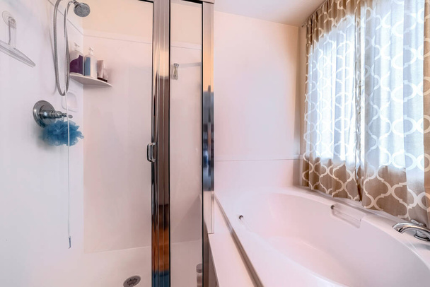 Wohn-Badezimmer mit eingebauter ovaler Badewanne und Duschkabine an der Ecke - Foto, Bild