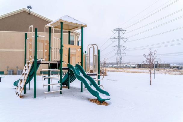 Divertente parco giochi per bambini nel quartiere in un ambiente nevoso freddo in inverno - Foto, immagini