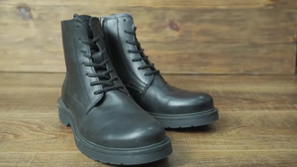 Caras botas de cuero de lujo para hombres sobre fondo de madera vintage - Imágenes, Vídeo
