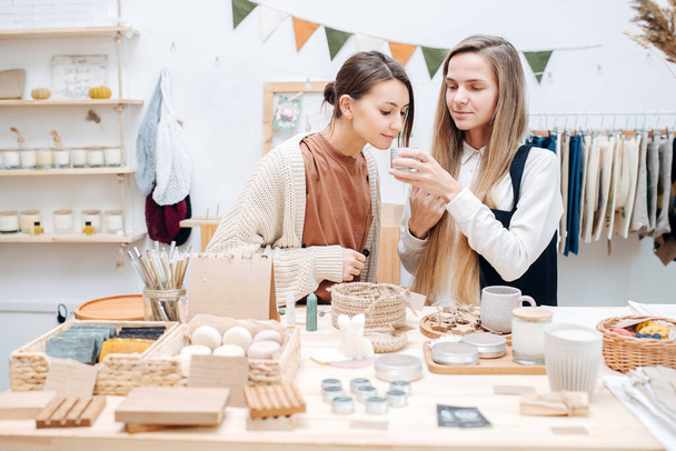 Szociális fiatal nők az ökológiai boltban választani a különböző kozmetikai termékek - Fotó, kép
