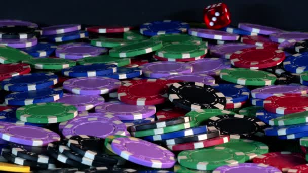 Herramientas de juego de apuestas como fichas de dinero Dices y tarjetas de poker - Imágenes, Vídeo