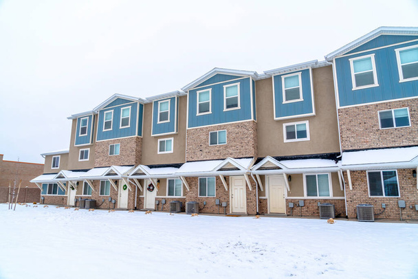 Három szintes apartmanok a környéken táj hó és felhős ég - Fotó, kép
