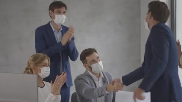 Ομάδα επιχειρηματιών έχουν μια συνάντηση και εργάζονται στο γραφείο και φορούν μάσκες ως προστασία από το coronavirus - Πλάνα, βίντεο
