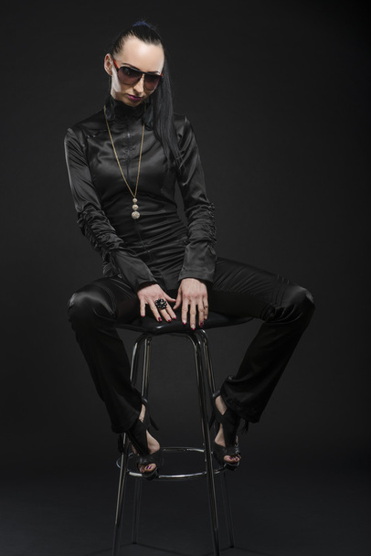 Mujer bastante caucásica en catsuit de cuero negro
 - Foto, Imagen